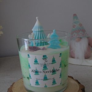 Vela artesanal tipo postre decorada con mini abetos de cera aroma abeto navideño - La Trastienda de Maca