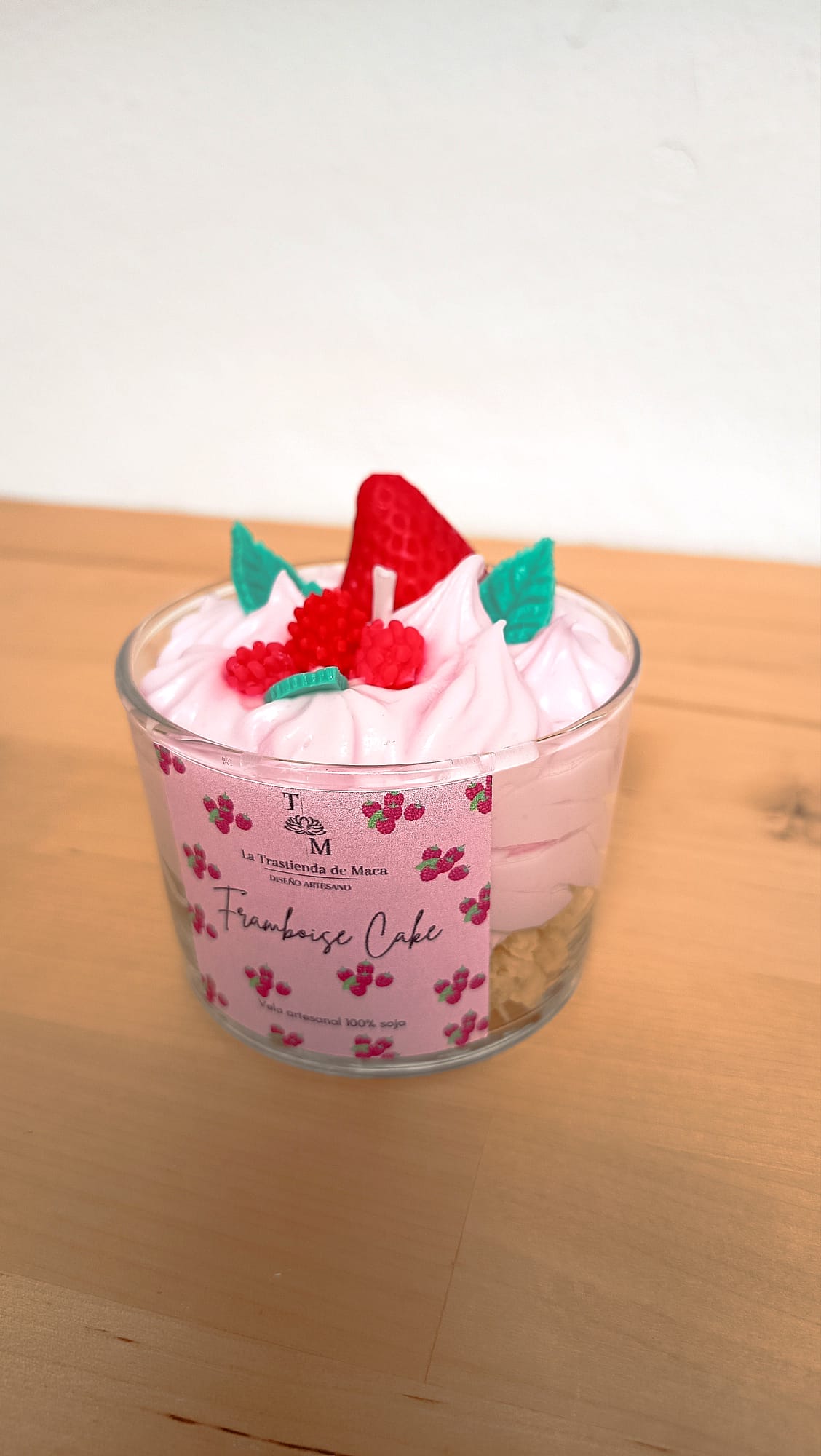 Vela artesanal gourmet Framboise Cake 160g en vaso de cristal con cera de nata y frambuesas - La Trastienda de Maca