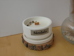 Vela aromática artesanal de sándalo puro en contenedor artesanal 180g - La Trastienda de Maca
