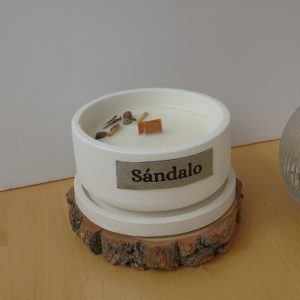 Vela aromática artesanal de sándalo puro en contenedor artesanal 180g - La Trastienda de Maca