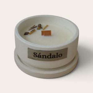 Vela aromática artesanal de sándalo puro en contenedor artesanal 180g - La Trastienda de Maca