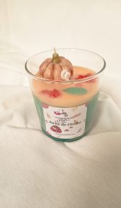 Vela artesanal Aires de Otoño en vaso de cristal con calabaza y hojas de cera - La Trastienda de Maca