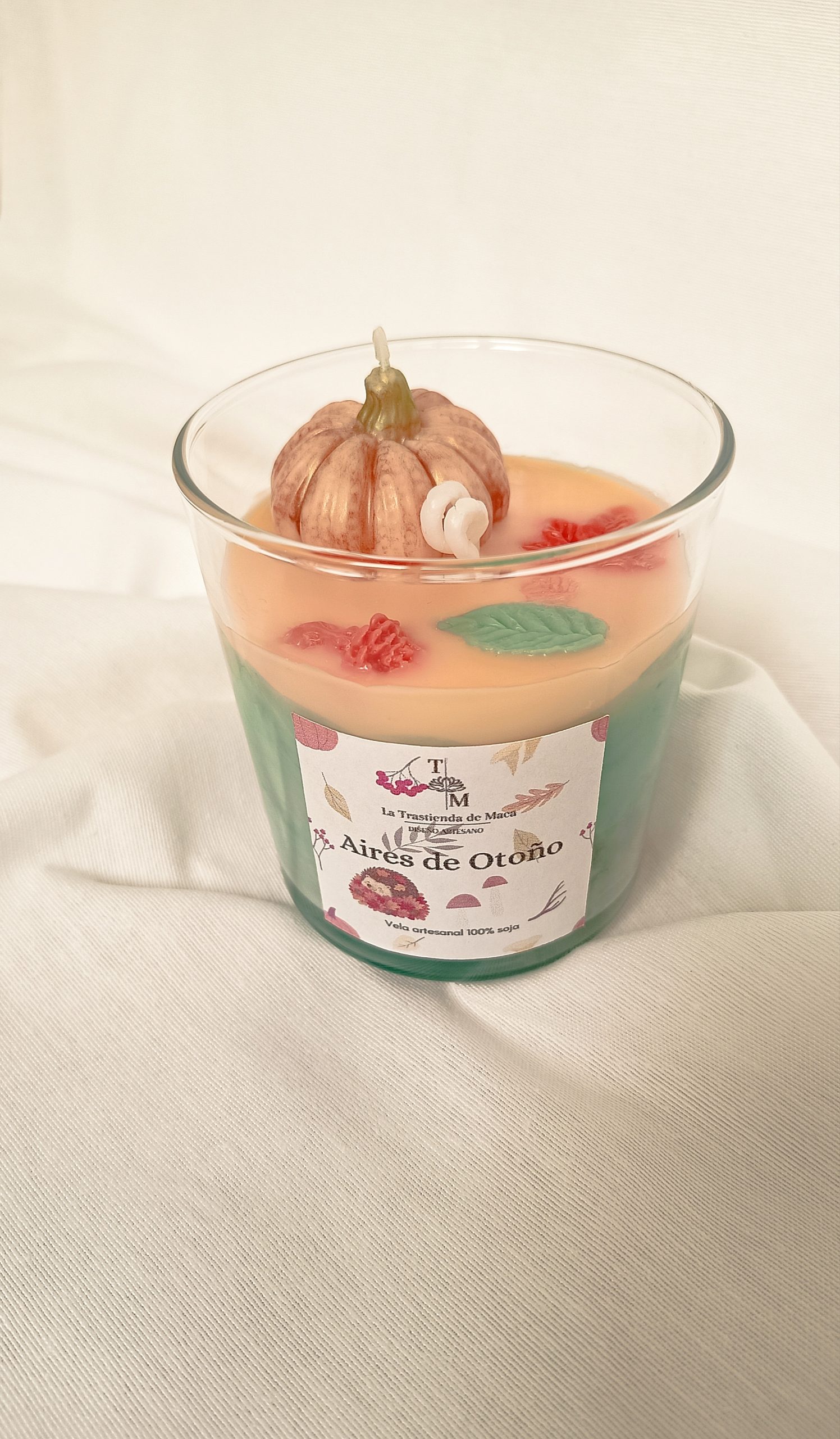 Vela artesanal Aires de Otoño en vaso de cristal con calabaza y hojas de cera - La Trastienda de Maca