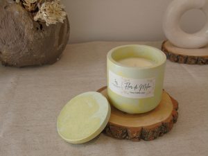 Vela aromática artesanal de flor de melón en contenedor artesanal 150g - La Trastienda de Maca