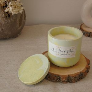 Vela aromática artesanal de flor de melón en contenedor artesanal 150g - La Trastienda de Maca