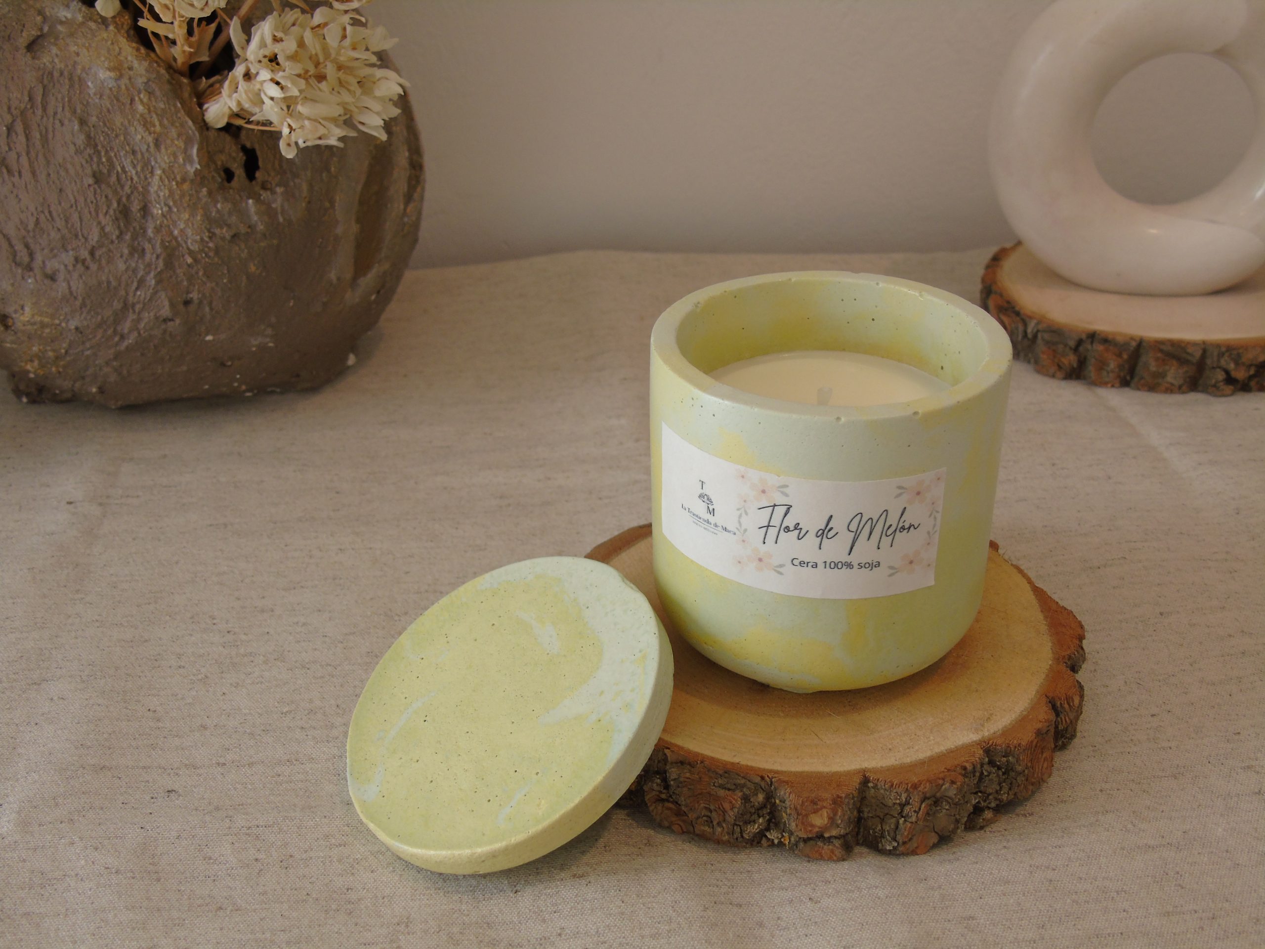 Vela aromática artesanal de flor de melón en contenedor artesanal 150g - La Trastienda de Maca